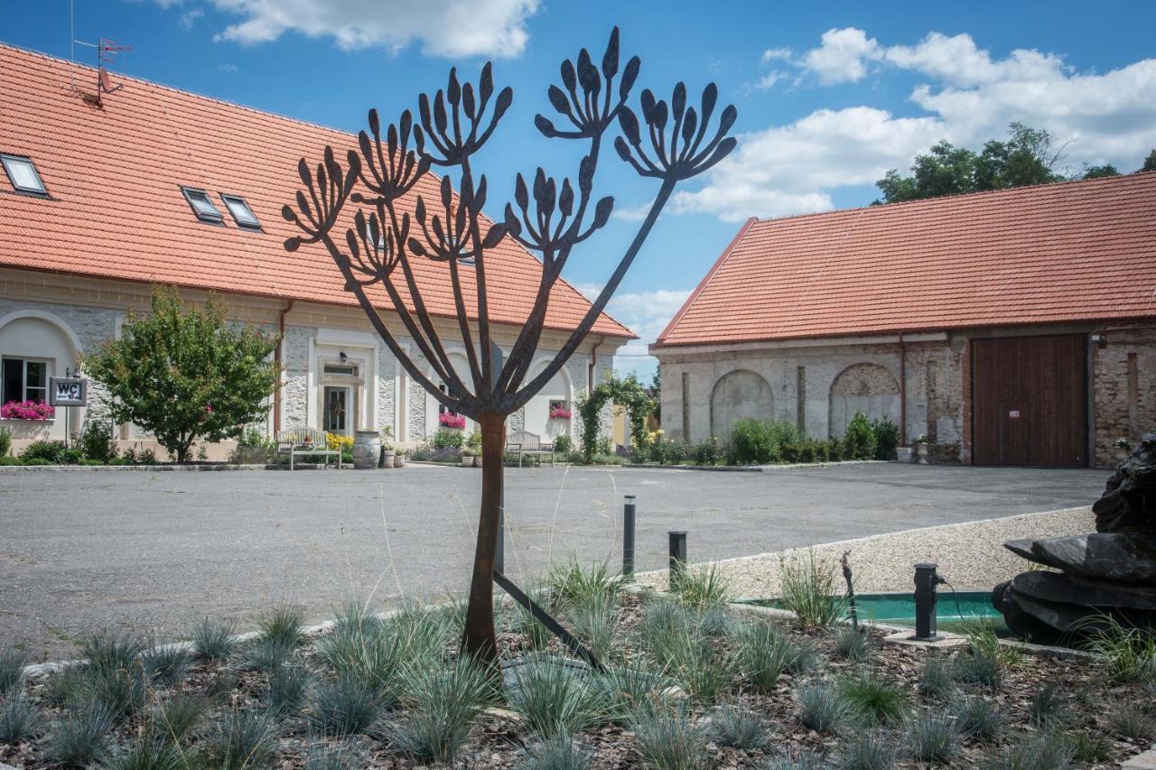 Na Kmine Hotel Obristvi Екстериор снимка