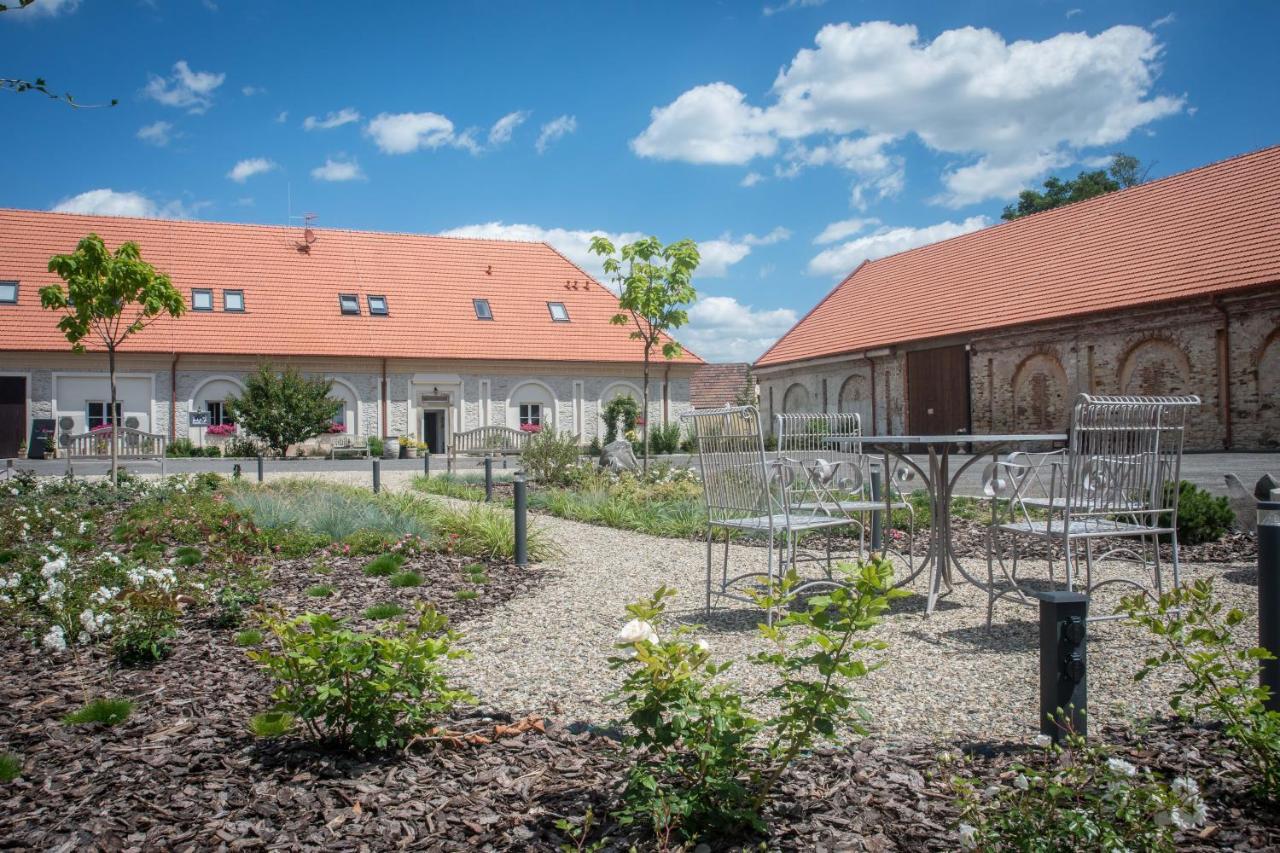 Na Kmine Hotel Obristvi Екстериор снимка