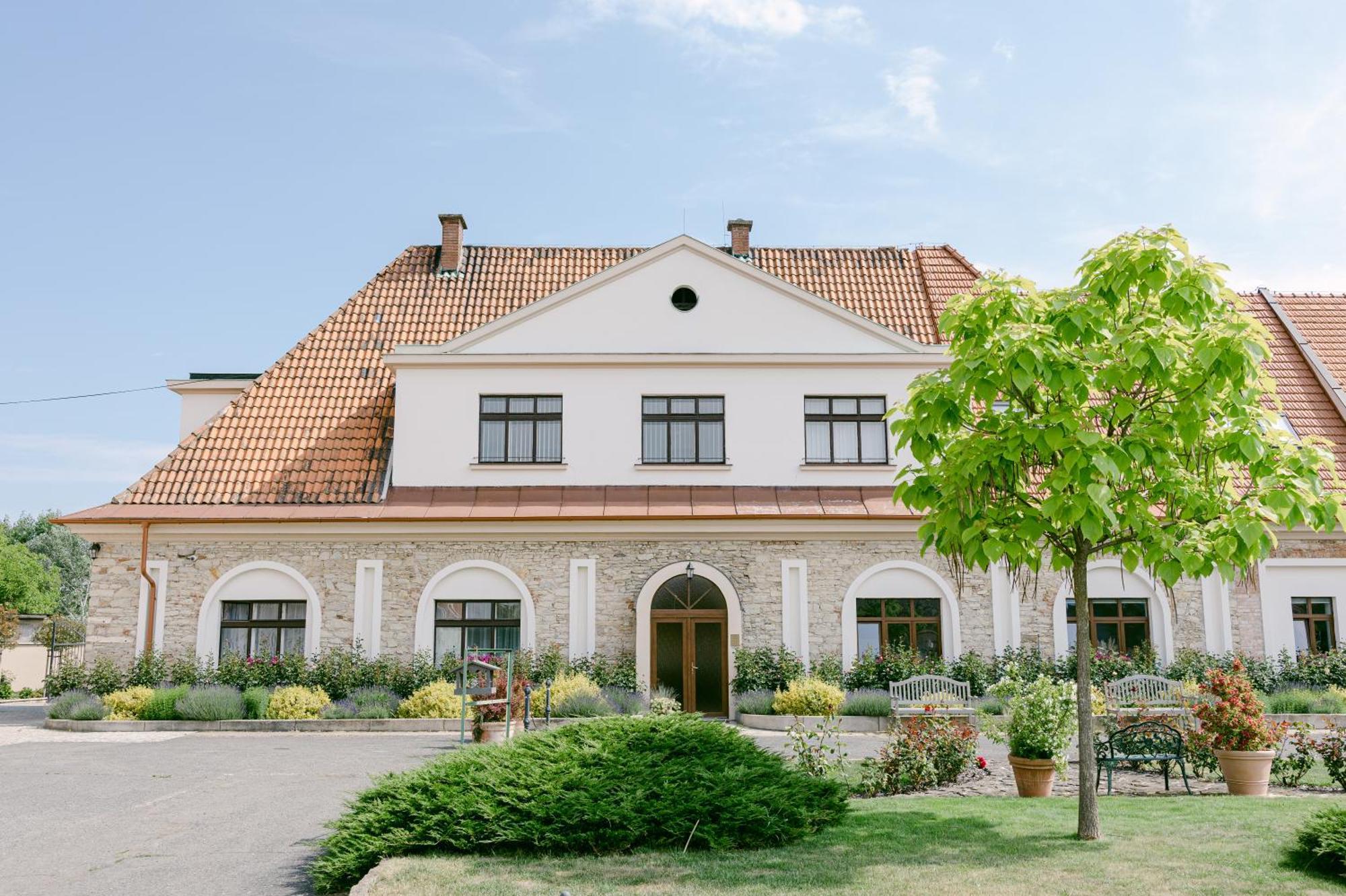 Na Kmine Hotel Obristvi Екстериор снимка
