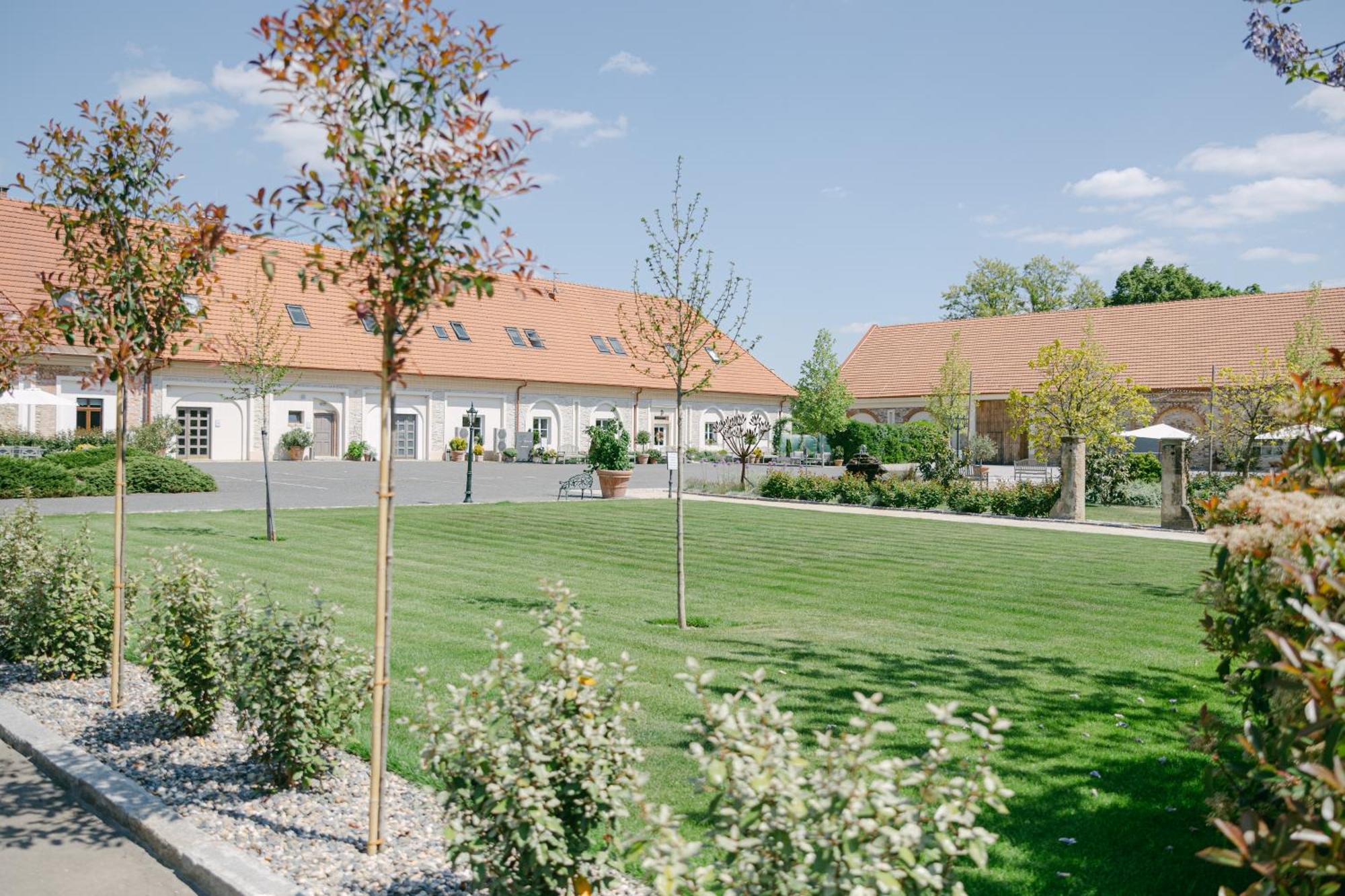 Na Kmine Hotel Obristvi Екстериор снимка