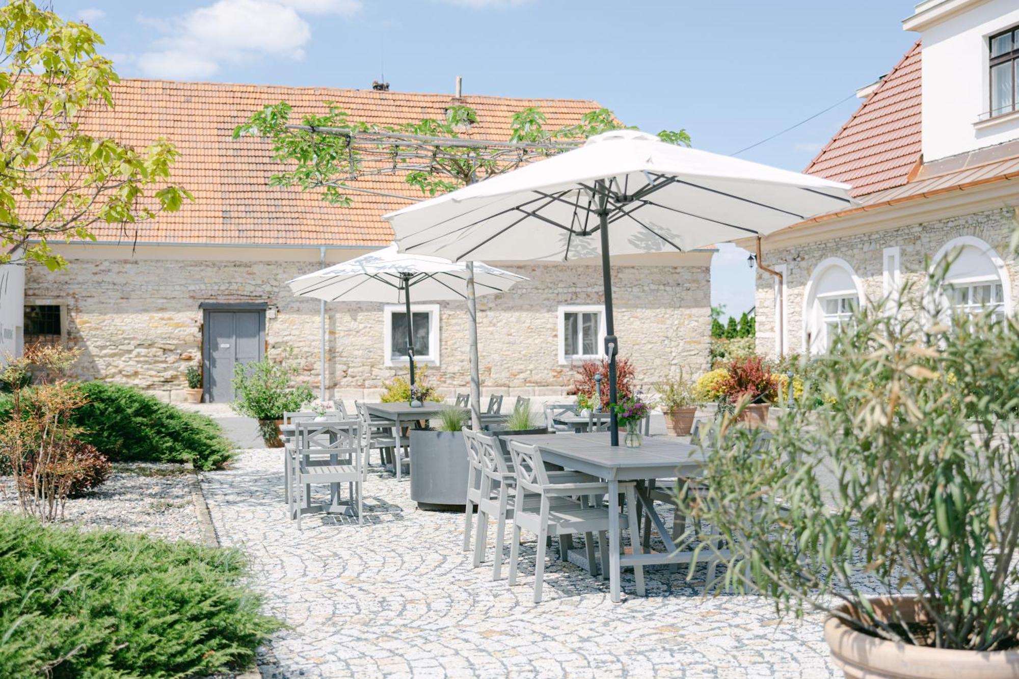 Na Kmine Hotel Obristvi Екстериор снимка
