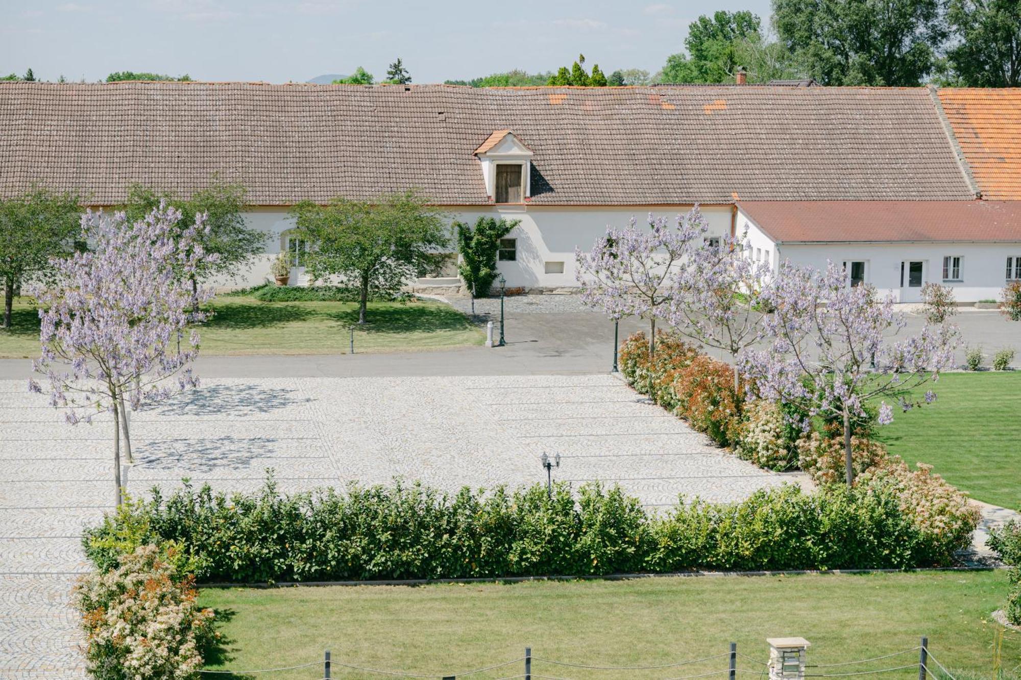 Na Kmine Hotel Obristvi Екстериор снимка